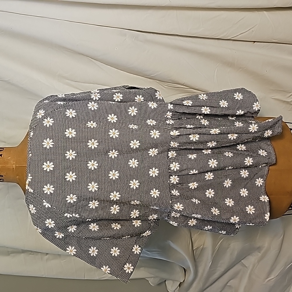 Shein Curve Cute Daisy Top. Size 0XL. black and white. - Picture 2 of 7